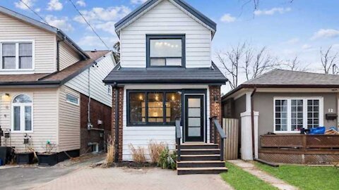 This Tiny Toronto Home For Sale Is Under $900K & Is More Spacious Than It Looks (PHOTOS)