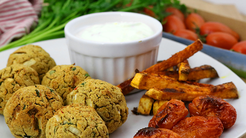 Ofen Falafel mit Süßkartoffelsticks und Dip