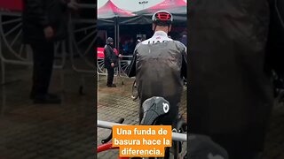 Hasta los grandes ciclistas crean trajes para protegerse de la lluvia.