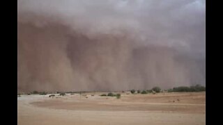 Enorme tempestade de poeira filmada num avião na Austrália