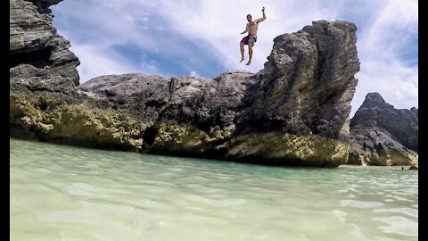 Man cliff jumps off great height in Bermuda