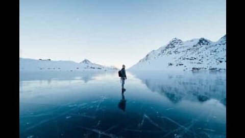 Senhor faz racha gigante em lago gelado