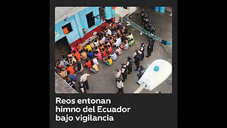 Reos ecuatorianos cantan himno nacional bajo vigilancia militar