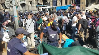 SOUTH AFRICA - Cape Town - Refugees removed from outside Central Methodist Mission (Video) (huu)