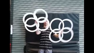 Artist mesmerizes with synchronized hoops trick