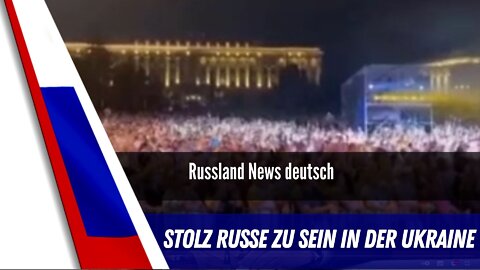 Stolze Russen in der Ukraine singen die Nationalhymne.