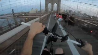 Cyclist crosses Brooklyn Bridge doing a wheelie