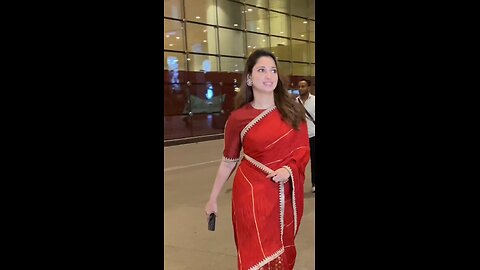 Red ♥️ saree phne Tamanna Airport pe Nazar aayeSubscribe to not miss the videos 😜