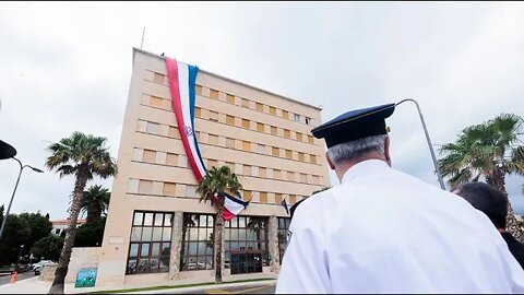 Polaganje cvijeća u Parku branitelja i spuštanje zastave s pročelja Gradske uprave Splita