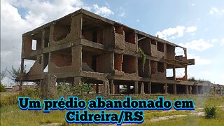 prédio abandonado em Cidreira/RS combros de areia da praia acumulada nos apartamentos