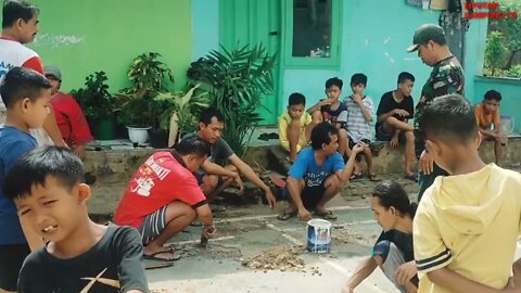Warga RT 02 Jagabaya II Gotong Royong Perbaiki Lapangan Bulu Tangkis Persiapan Lomba HUT RI