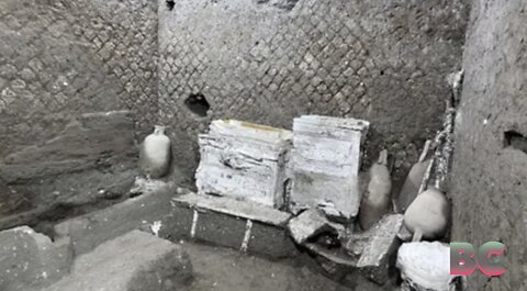 Bedroom ‘used by slaves’ found by archaeologists near Pompeii