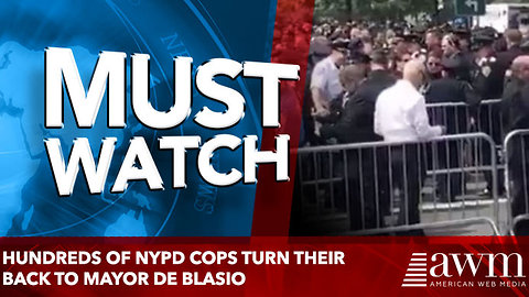 Hundreds of NYPD cops turn their back to Mayor De Blasio