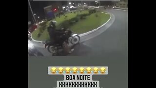 POLICIAL EDUCANDO CIDADAO QUE NAO SABE USAR O CAPACETE ( MEME ) ( POLICIAL ) ( VIRAL ) #shorts