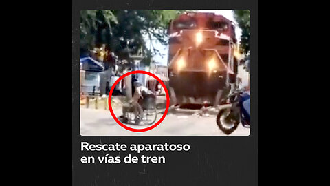 Salvan a un hombre en silla de ruedas de ser arrollado por un tren