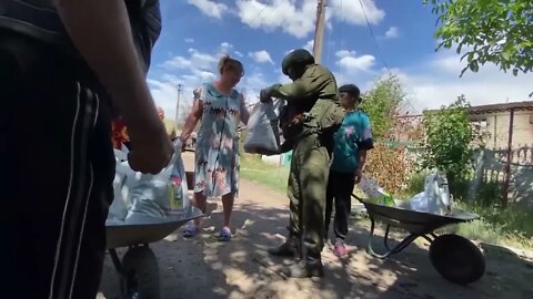 Central MD Troops Deliver Humanitarian Aid To Liberated Settlement In Lugansk People's Republic