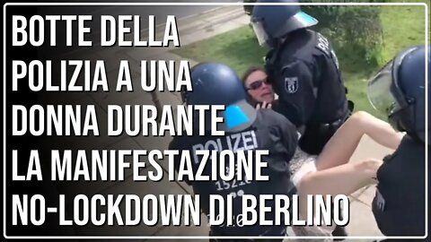 Botte della Polizia a una Donna Pacifica, che Protestava contro il Lockdown a Berlino il 29 Agosto