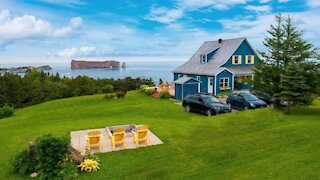 Cette jolie maison à vendre en Gaspésie a le Rocher Percé directement dans sa cour