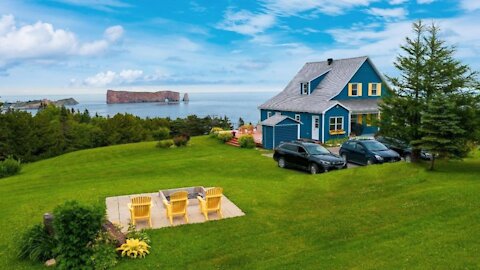 Cette jolie maison à vendre en Gaspésie a le Rocher Percé directement dans sa cour