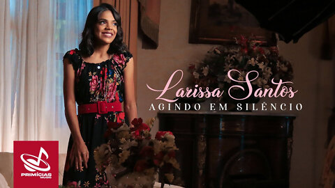 Larissa Santos - Agindo em Silêncio - Clipe Oficial