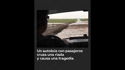 Conductor mete un autobús en una carretera inundada y causa un trágico accidente