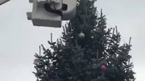 Cross being removed from Knightstown Christmas tree