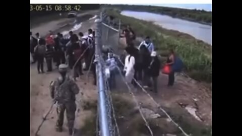 U.S SOLDIERS🎭🚧ALLOWS ILLEGAL MIGRANTS FREE ENTRY INTO AMERICA🛤️🎪🛗🛃💫