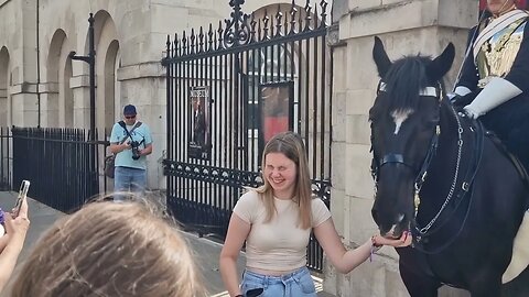She puts half a apple 🍎 in the horses mouth #horseguardsparade