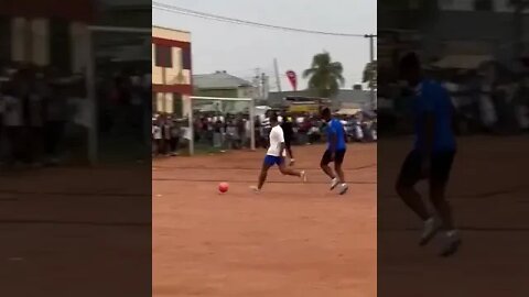 Memphis Depay en Quincy Promes tonen skills in Ghana in wedstrijdje met wat lokale voetballers.