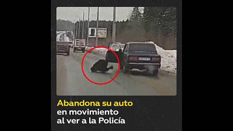 Conductor sale de su auto en movimiento al ver a la policía en Rusia