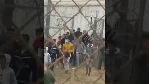 Jandarmeria marocană deschide gardul persoanelor care doresc să treacă granița