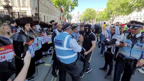 Police stop Palestinian from confronting Israelis in London #metpolice