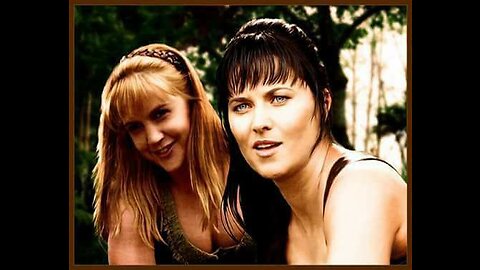 Lucy Lawless and Renee O'Connor at 2003 Xena Convention