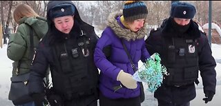 Moscow Police Arrest People Laying Flowers On Ukraine Anniversary