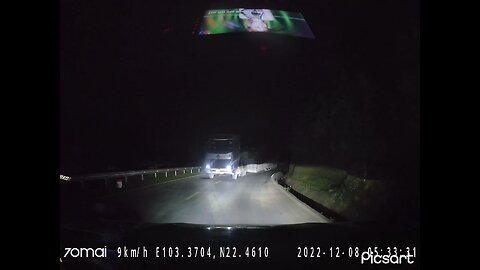 Nissan X-Trail slip through the narrow gap when encountering an accident with a tractor-trailer.