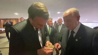 Bolsonaro recebe medalha do príncipe Dom Bertrand