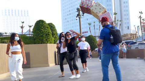 FALLING BOXES PRANK | SCARED REACTIONS | LAS VEGAS STRIP