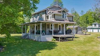 This Giant 3-Bedroom House On An Island Near Toronto Is Only $189K