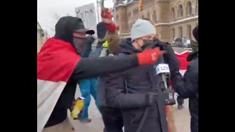 Canadians giving flipping the bird & heckling to MSM on CAMERA 😂 They are the enemy of the people