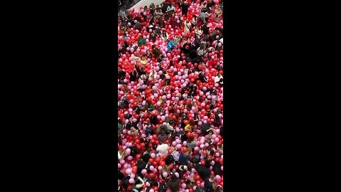 40000 ballons dropped in Russia on Valentine's day