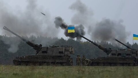 Ukrainian tank fires at Russian positions in bukhmut