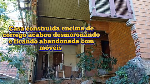 casa construída encima de córrego acabou desabando e ficando abandonada com móveis