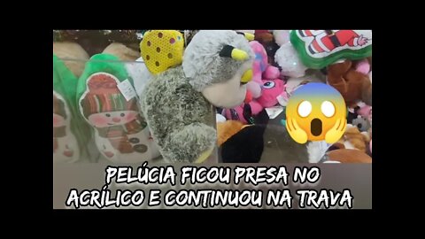 PELÚCIA FICOU PRESA NO ACRÍLICO E CONTINUOU NA TRAVA 🤔😱🐻