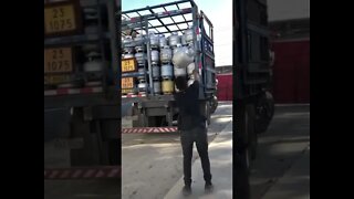 Homem do Gás acertando botijões no caminhão 3