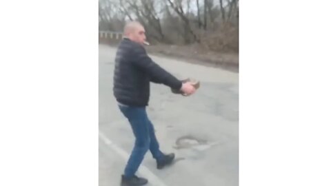 🔴 Russian War In Ukraine - Ukrainian Civilian Removes Landmine From Road Without Any Fear