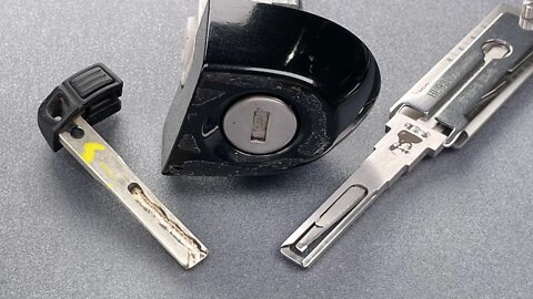 [1307] BMW 3-Series Door Lock Picked