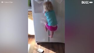 Barn i Utah klättrar på ett kylskåp som ett proffs