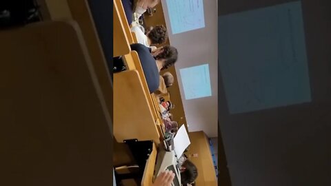 Guy brings typewriter to lecture since his professor banned laptops