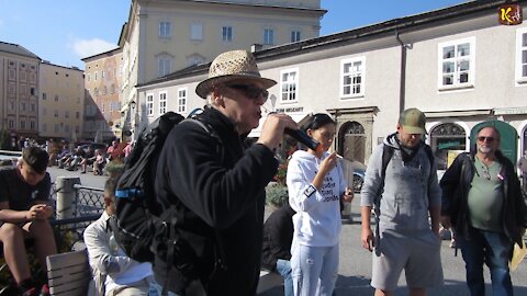 Stefan mit seiner Rede nach dem Protestmarsch in Salzburg