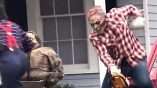 Un zombie munit d'une tronçonneuse terrorise des enfants à Halloween